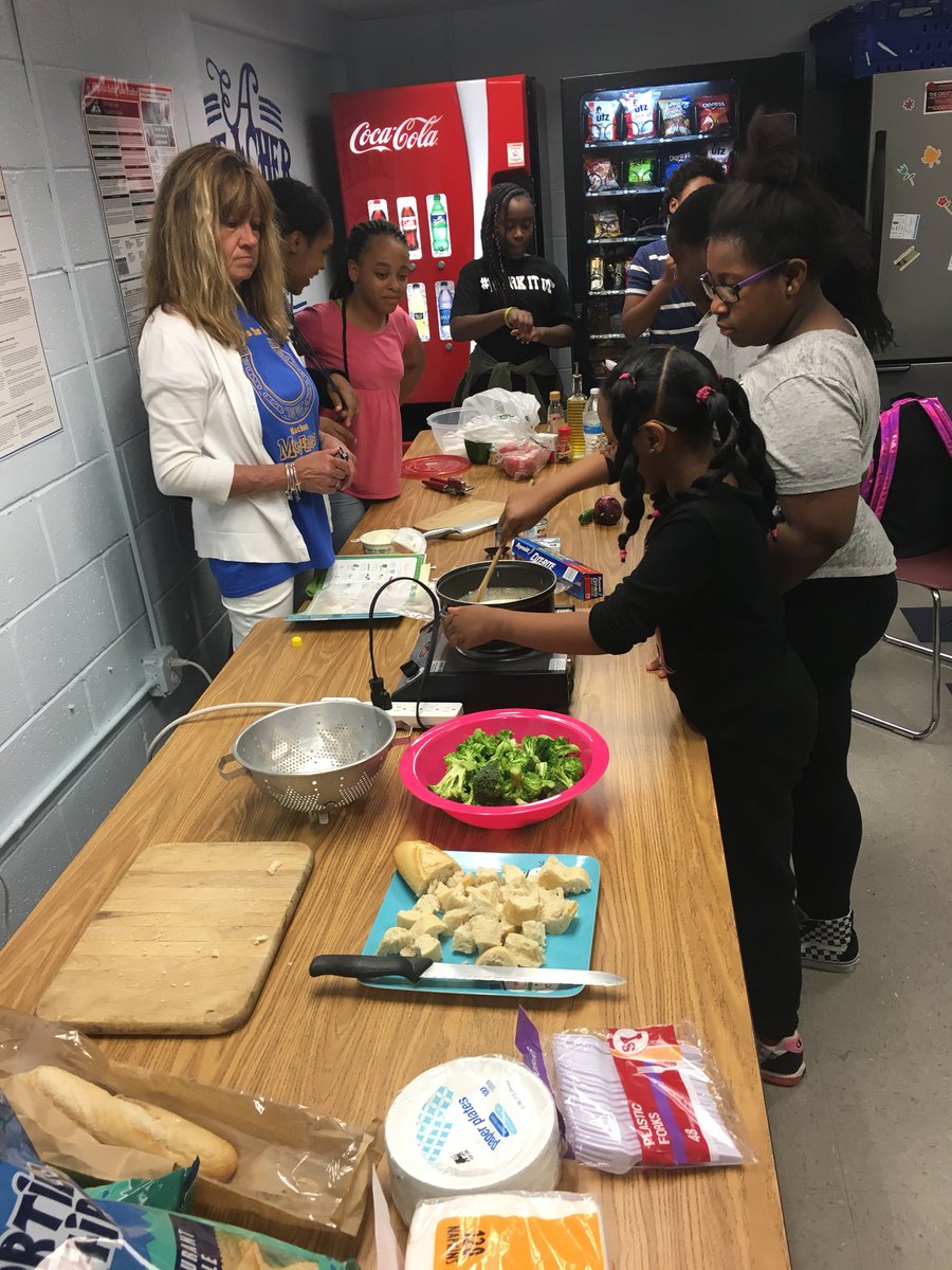 mspitt262's tweet photo. Having fun Cooking in 21st Century@MachenElem @DRodgers @HamptonCSchools @ https://t.co/nM6ZOMdEKx