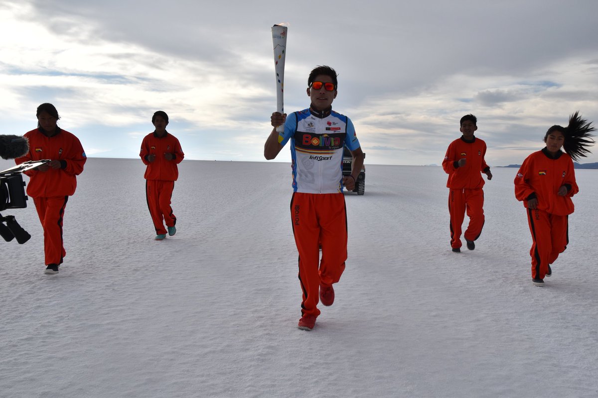 Cocha2018's tweet photo. El fuego que integra a Bolivia y Suramérica 🎉🇧🇴🔥😍👏🏽👏🏻
Salar de Uyuni, el desierto de sal más grande del mundo recibió al Fuego Suramericano.
#Cocha2018 
#UnMismoSentir https://t.co/CGVkwSU7a1