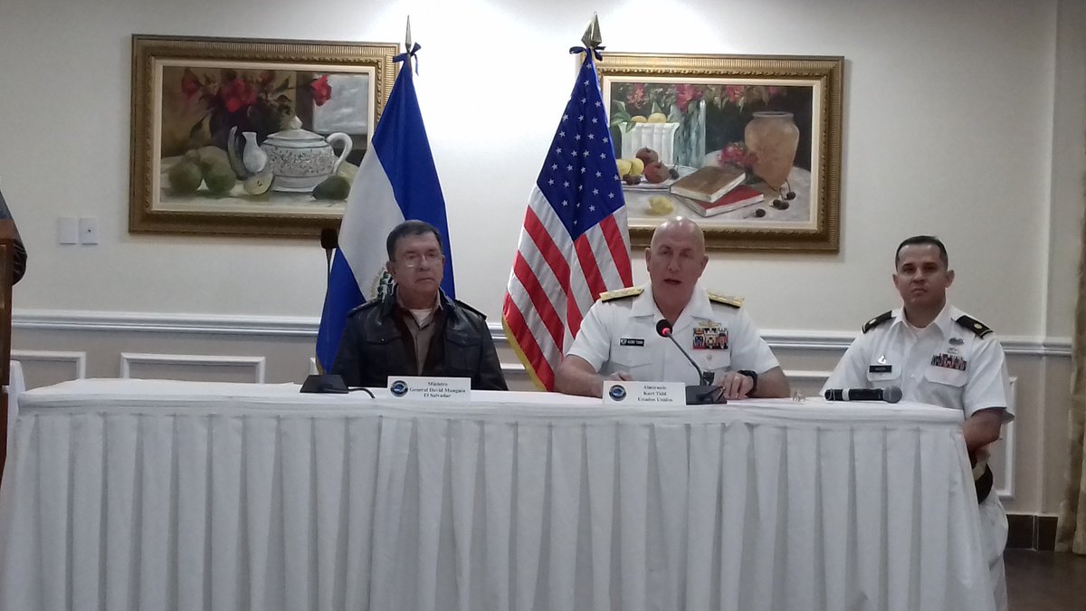 FUERZARMADASV's tweet photo. Ministro de la Defensa Nacional y @ADMKurtWTidd, Comandante del @southcomwatch, en conferencia de prensa sobre los acuerdos de la Conferencia de Seguridad de Centroamérica,#CENTSEC 2018”. https://t.co/CtmOwUzsvL