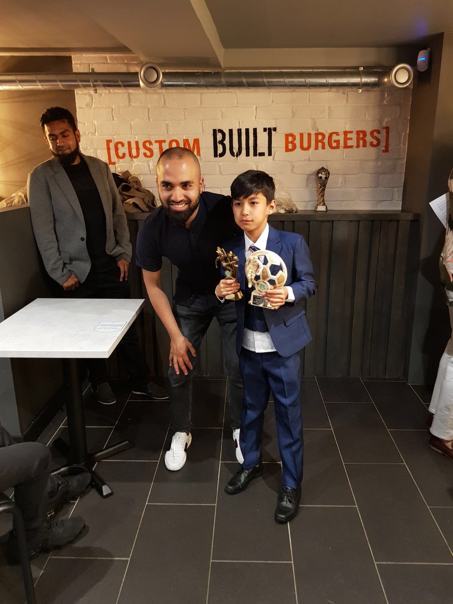 KitroomFC's tweet image. Some of the winners from the u10s. Great reception for our youngest Kitroom FC heroes from everyone last night - @builtburgers1 @EssexAllianceFL