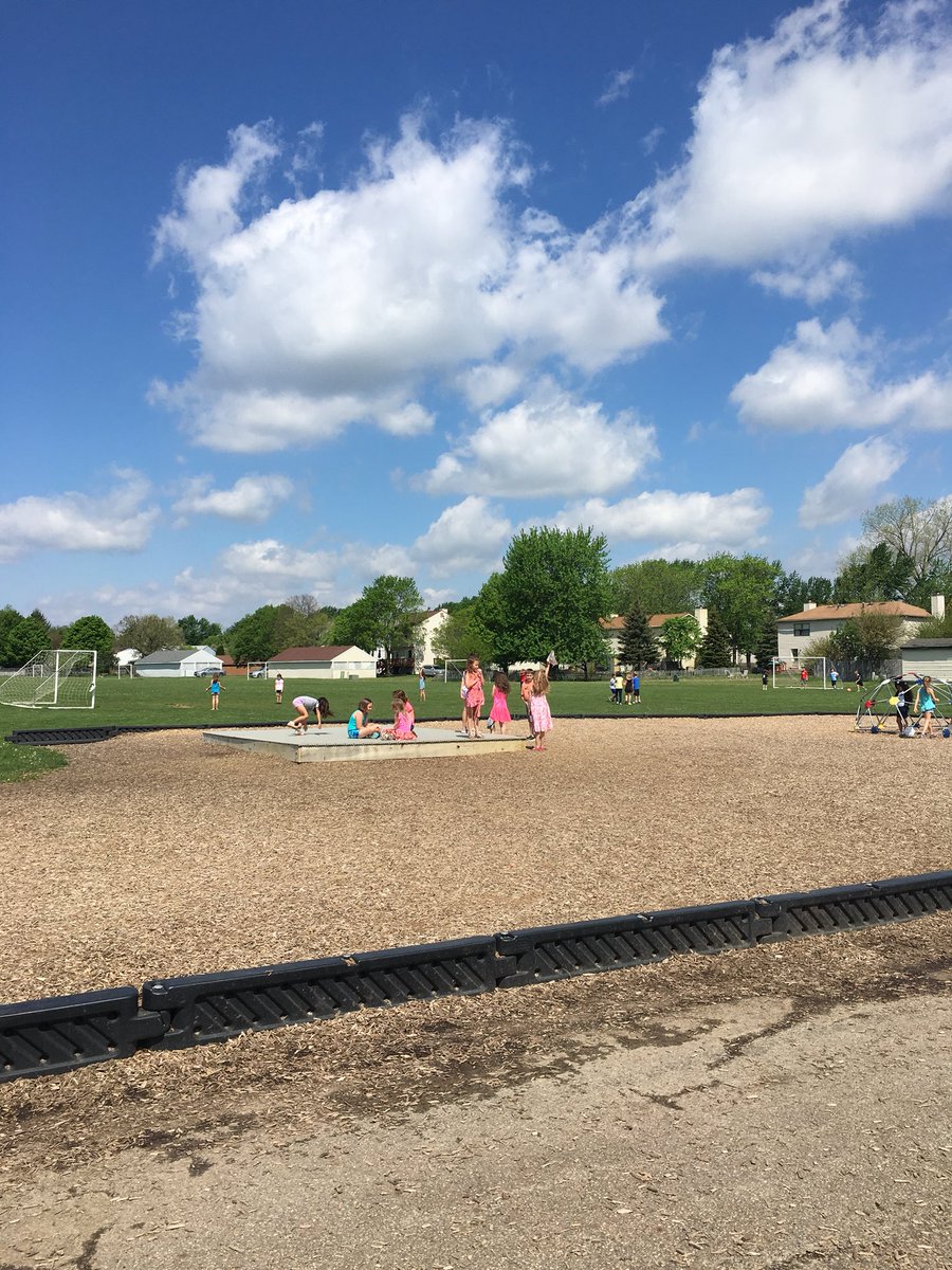 ReadingLeopards's tweet photo. Picture perfect day for being outside! #recess #beautifulday #sun #fun ☀️🌤😎🤗 @LibertyLeopard #itsworthit https://t.co/lDlKzWEkeO