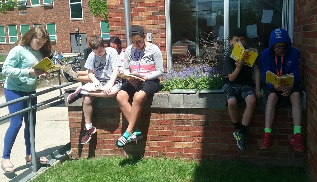 HudakELA's tweet photo. Another great day to read in the sun! @FPSchools https://t.co/zYdjQli83J