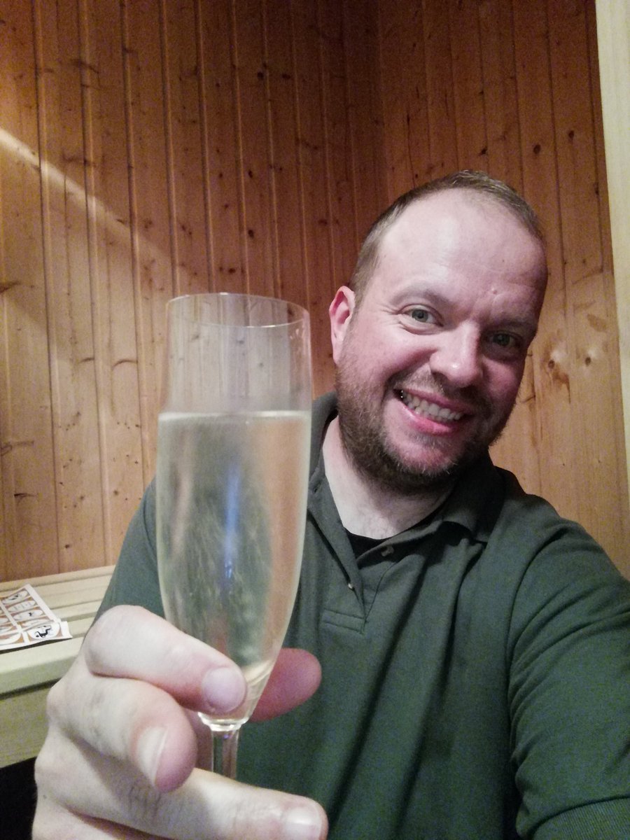 alienzee's tweet image. Erstmal einen #sekt auf den #Vatertag