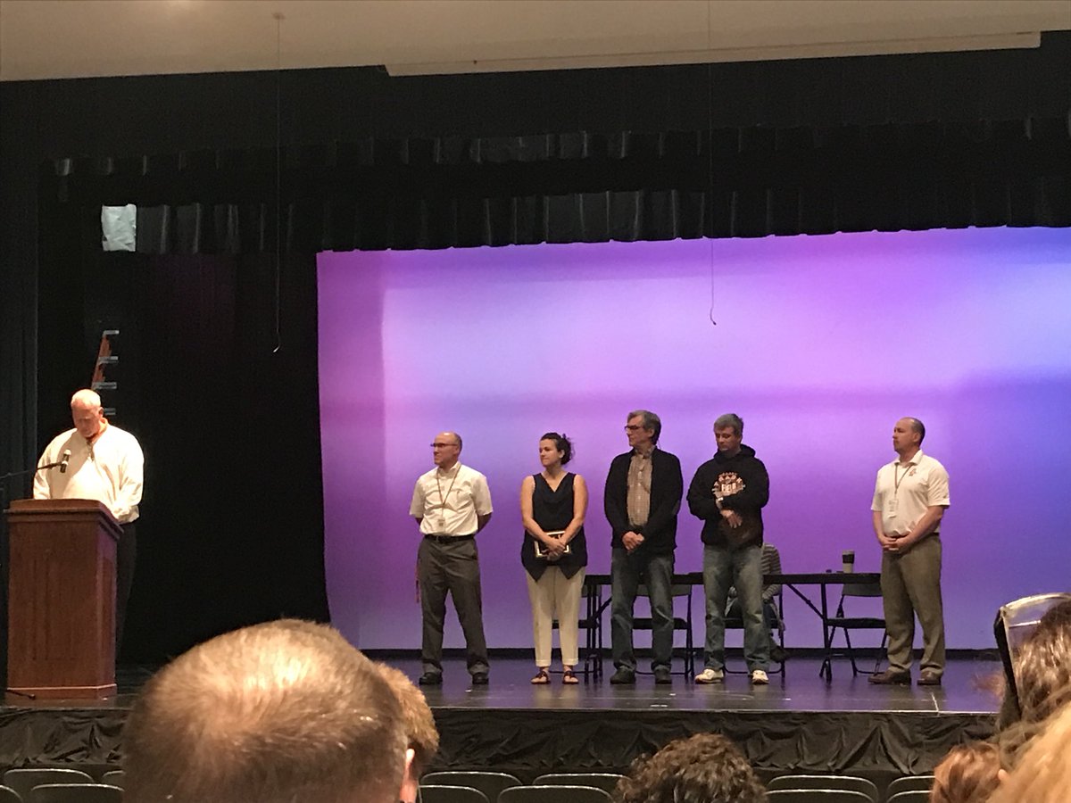 LauraMonahan25's tweet photo. Congrats to our staff award winners this morning - Ken Blazek, @ckiepura, @MrsSkarb, Jim Miks, @t_athans, Harry Nelson, @majie238 @MrAyala2, &amp; Karen Flickinger! Way to make Hersey awesome! #congrats #huskiepride 👏🏻 https://t.co/LstK8MNxAO