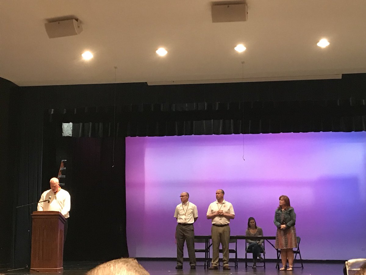 LauraMonahan25's tweet photo. Congrats to our staff award winners this morning - Ken Blazek, @ckiepura, @MrsSkarb, Jim Miks, @t_athans, Harry Nelson, @majie238 @MrAyala2, &amp; Karen Flickinger! Way to make Hersey awesome! #congrats #huskiepride 👏🏻 https://t.co/LstK8MNxAO