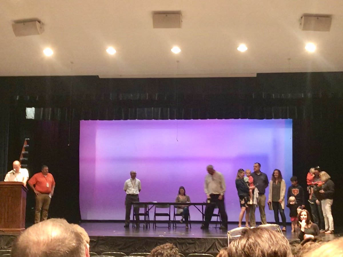 LauraMonahan25's tweet photo. Congrats to our staff award winners this morning - Ken Blazek, @ckiepura, @MrsSkarb, Jim Miks, @t_athans, Harry Nelson, @majie238 @MrAyala2, &amp; Karen Flickinger! Way to make Hersey awesome! #congrats #huskiepride 👏🏻 https://t.co/LstK8MNxAO