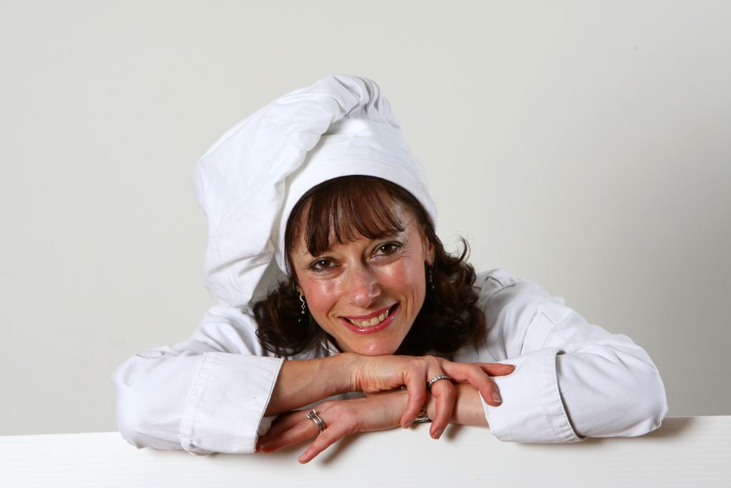 WJRelief's tweet photo. We're delighted to announce the winner of our #DineInHelpOut competition with @JewishNewsUK & @jewishcookery is Anne Carlton. Anne said she was excited to receive the call and can't wait to host the meal for such a good cause. Have your own event: https://t.co/49NirSejSz https://t.co/KU4u737Ryc