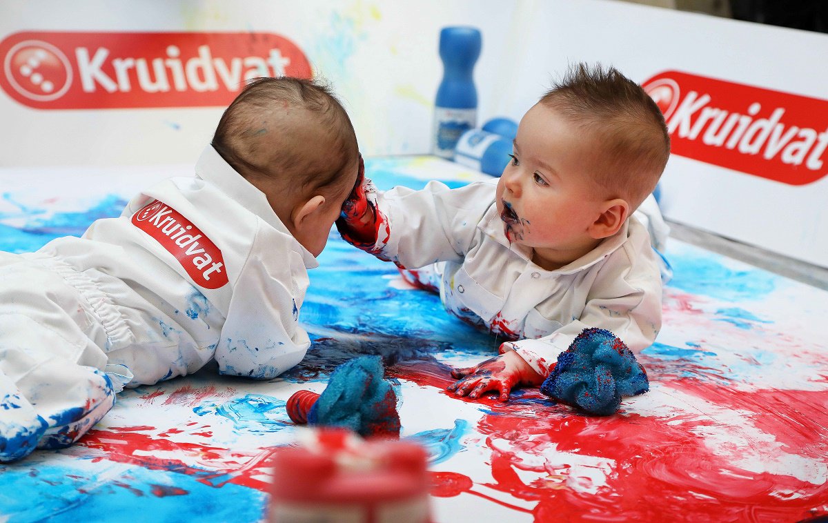 HeutinkKO's tweet photo. Kinderen kunnen uitstekend uit de voeten met Heutink vingerverf. En dan is het fijn om te weten dat onze verf voldoet aan alle eisen voor kindveiligheid. Kijk op de website voor het actuele aanbod https://t.co/s0b00LGgh7  #heutink #kinderopvang #creatief https://t.co/Yp19zFxLi2