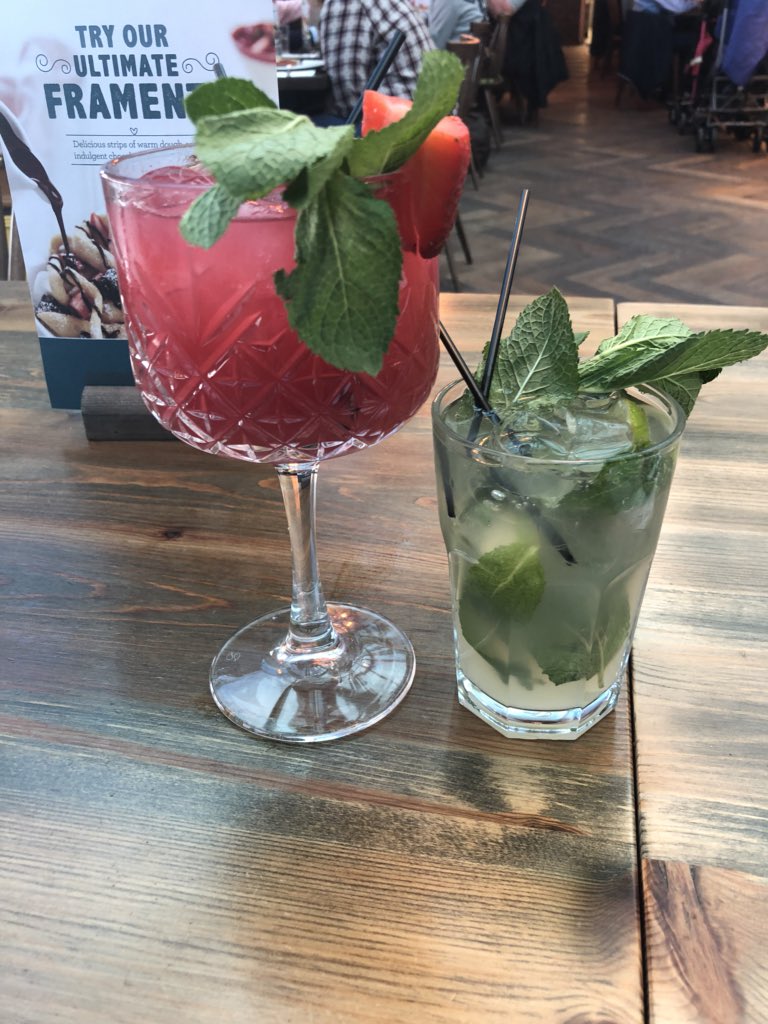 Alice_Woods's tweet photo. #airportcocktails https://t.co/WzlEWJfMwd