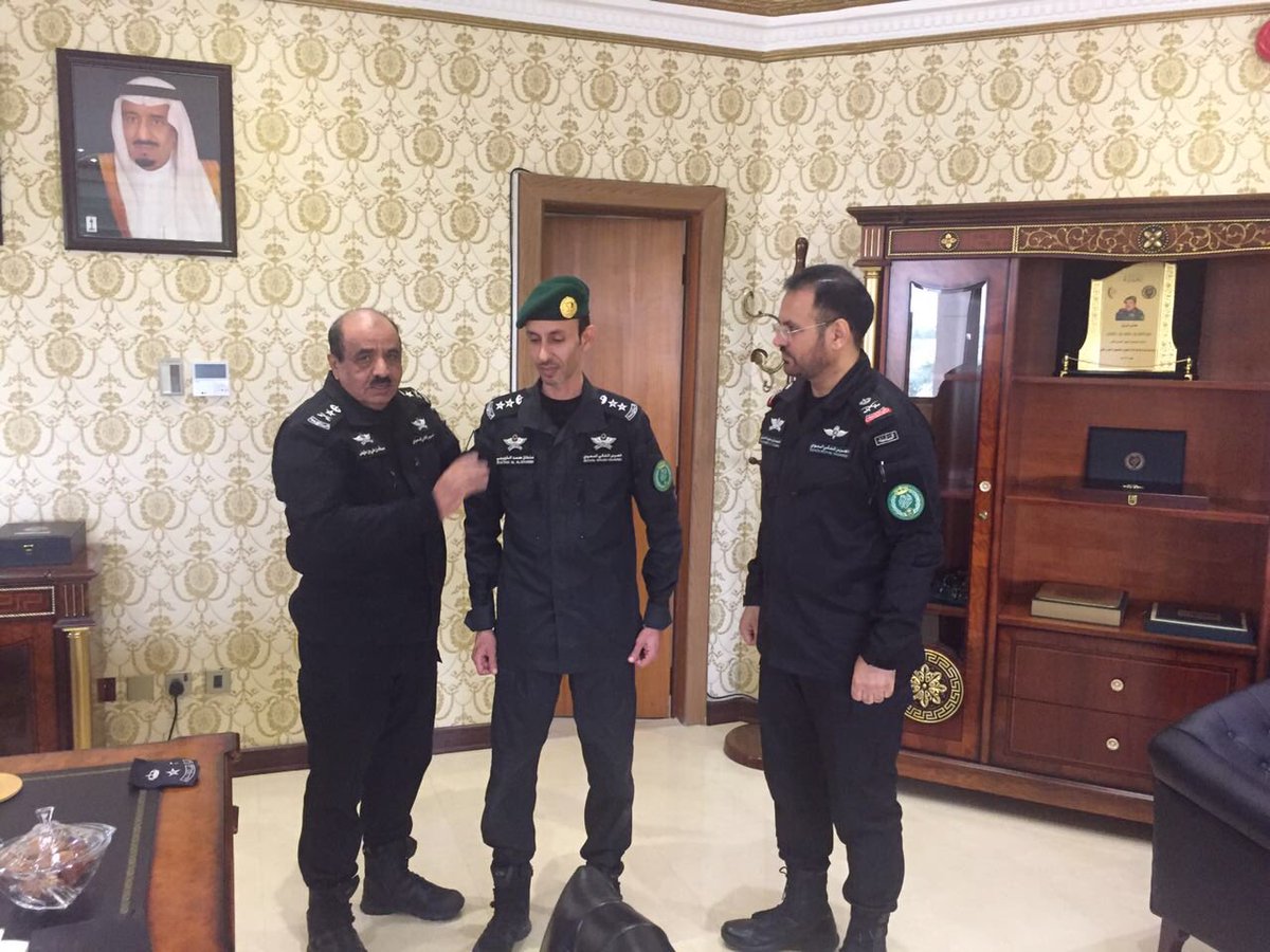 hamadal7arbe's tweet photo. الفريق / عبدالله علي الرفيدي مساعد رئيس الحرس الملكي واللواء محمد سعيد العمري يقلدون العقيد / سلطان محمد غالب الذويبي رتبته الجديدة
الف مبروك ومنها للأعلى
👇 https://t.co/NaQxJrp4cx