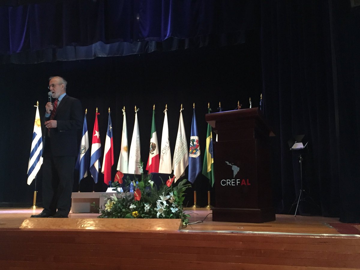 flores_crespo's tweet photo. La movilidad social ascendente es el “pegamento” que mantiene unida la sociedad americana, dice R.Murnane de la @hgse. “A toda madre” escucharlo en @CREFAL_Oficial #CREFAL2050 https://t.co/ZJsPnCwBol