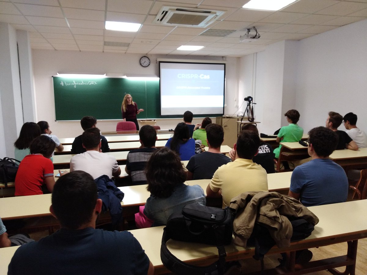 bortizmath's tweet photo. Aula llena para escuchar a @noahlet hablarnos sobre #CRISPR Gracias a @bioinfGRX #BioInformaticsGRX https://t.co/nqbxvuo1zB