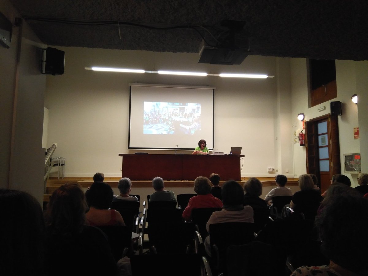 RafiteTristan's tweet photo. Leer convenios, abrazarse, debatir sobre leyes, cuidarse, organizarse, formarse, luchar, eso hacen las @kellysbenidorm frente a externalizaciones, #precariedad, explotación, machismo y listas negras d trabajadoras q ofrece la patronal. Lo explica Yolanda Henarejos #MujerObrera https://t.co/XPeXGMiAag
