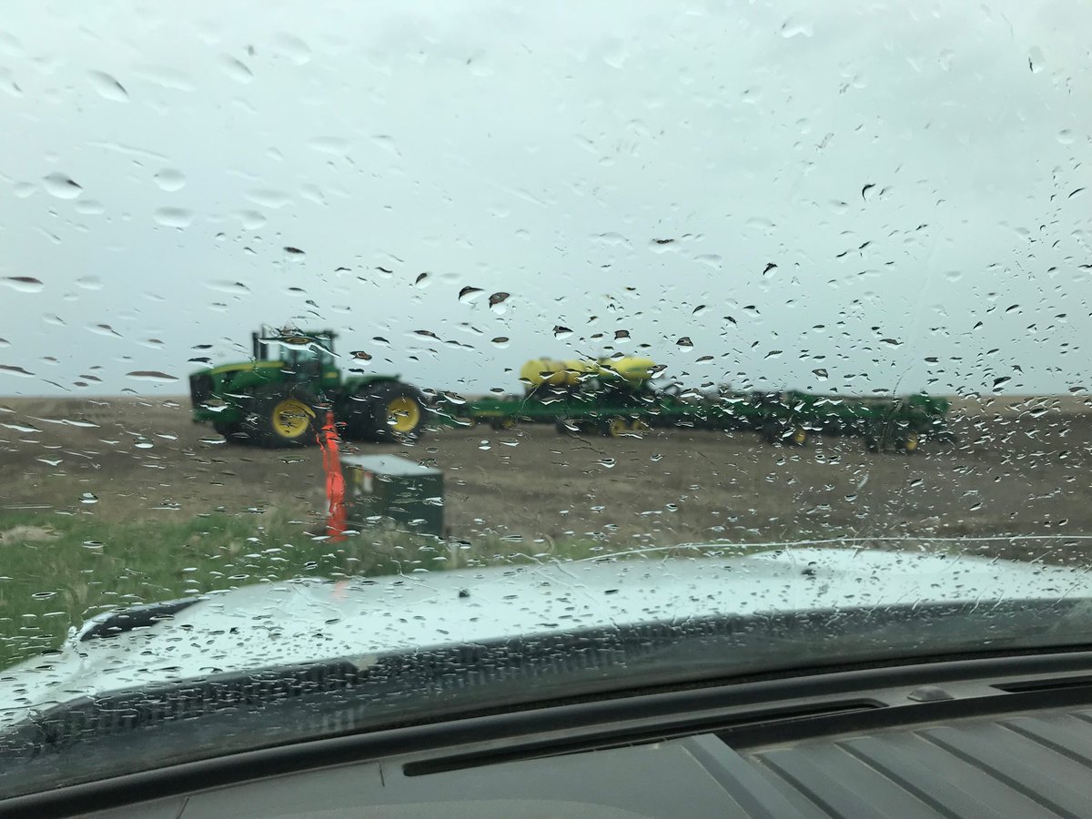CHS_KAS_Pierre's tweet photo. #Levesol #pproject. Here we sit all broken hearted. Came to plant but never started. Going to try in an hour or so. But itβs so darn cold it might just snow. https://t.co/HyNInE1pGf