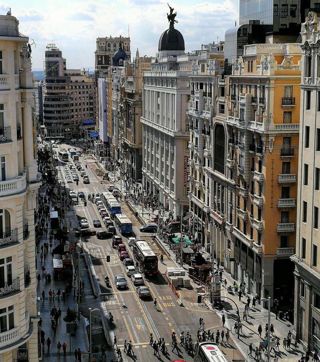 SecretosdeMadri's tweet photo. Acabo de ver la Gran Vía como nunca la habías visto. Creo que me acabo de enamorar ❤️ #madrid https://t.co/QsvKvsPdH9