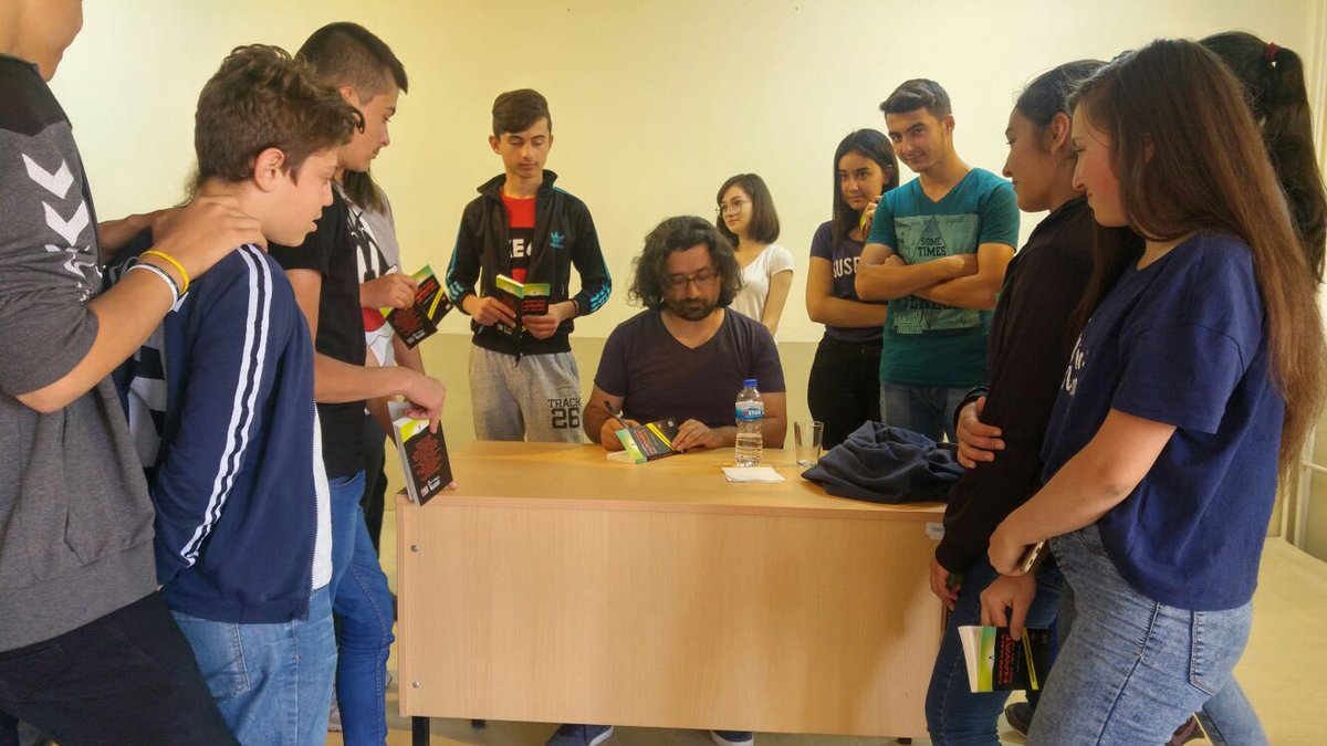 AdemOzbay's tweet image. Bir insan!
Hep bir insanın peşinde oldum.
Kafasında şimşekler çakacak ve kaideyi bozacak bir istisna olacak o insanın...
O yüzden yazıyorum.
O yüzden adımlıyorum bütün yolları.
İnanıyorum ki:
Bir kişi insanlığın tarihine yön verebilir.
Sözüm, umudum, dileğim tek şey:
Bir insan!