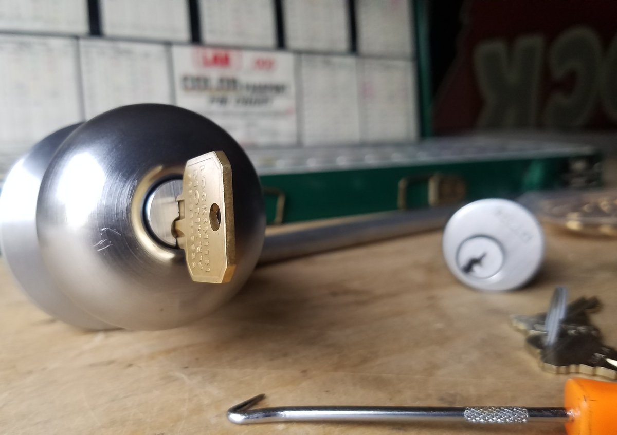 locksmithmonkey's tweet image. Who has the keys to your home? Get your locks changed today by one of our professional locksmiths
Call (503) 465-4595  #lockrekey #lockchange #rekey #PortlandOregon #PNW #RipCity #LocksmithMonkey #NEportland  #LocksmithPortland #PDX 
locksmithmonkey.com/key-advice-to-…