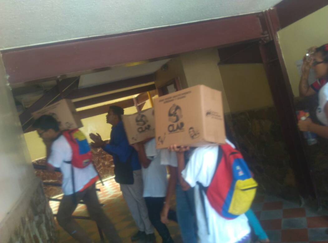 jpsuvzamora_mir's tweet photo. #JuventudConNico del Municipio Zamora se desplegó en el Urbanismo Bosque del Ingenio para apoyar en la entrega de cajas @ClapOficial apartamento por apartamento llevando el msj de la Revolución y el #20M todos con @NicolasMaduro https://t.co/1Vo1Tbc8DT