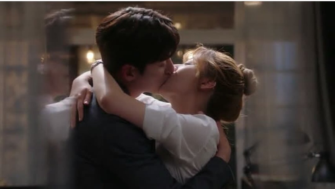 Perfect scene. Подозрительный партнер дорама поцелуй. Dorama подозрительный партнёр поцелуй. Korean Drama поцелуй. Поцелуи в дораме подозрительный партнер.