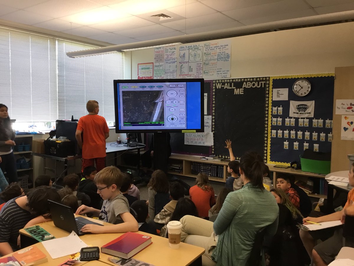 CougTeacher's tweet photo. 4th graders observing hair and skin with 6th grade teachers. Thank you @HitachiGlobal and @Hitachi_US for allowing our students to use technology to expand our understanding of our world. #STEAM #TeachImlay https://t.co/FKDmeXqng5