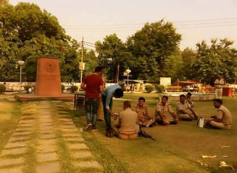 LayvaRehman's tweet photo. AGR aap puche ki kyu hum amu ka sath de??
To iski ak bdi wajah ye bhi h ki 'yaha ka talibeilm duniabi taleem k sath sath ak bhter akhlaq aur tehzeeb ka bhi alim hota h ..alig brothers serving policeman who brutally attacked them
#AMU_NEED_JUSTICE https://t.co/vetUaLhOkv