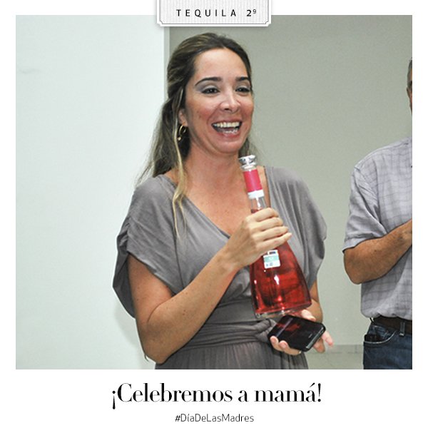 Tequila29's tweet photo. ¡Celebremos a mamá con un #Tequila29! 💐 Salud a todas las madres que brindan cada día todo su amor y enseñanzas. 😍🍹 #FelizDiaDeLasMadres https://t.co/rrkwJxznWI