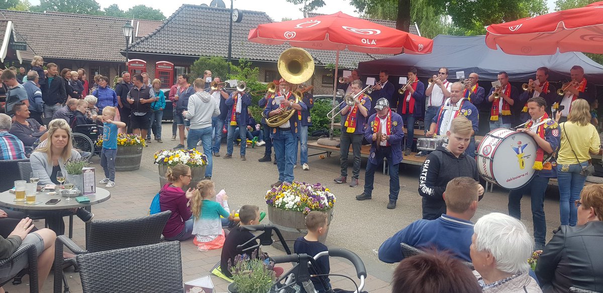 TomOuwens's tweet photo. Met de @DeKlooiers dweilen in Groenlo. Samen in treintje naar camping buiten het dorp. Bedankt mannen. Ze stonden op de tafels in Groenlo. https://t.co/OFyCR4unEU