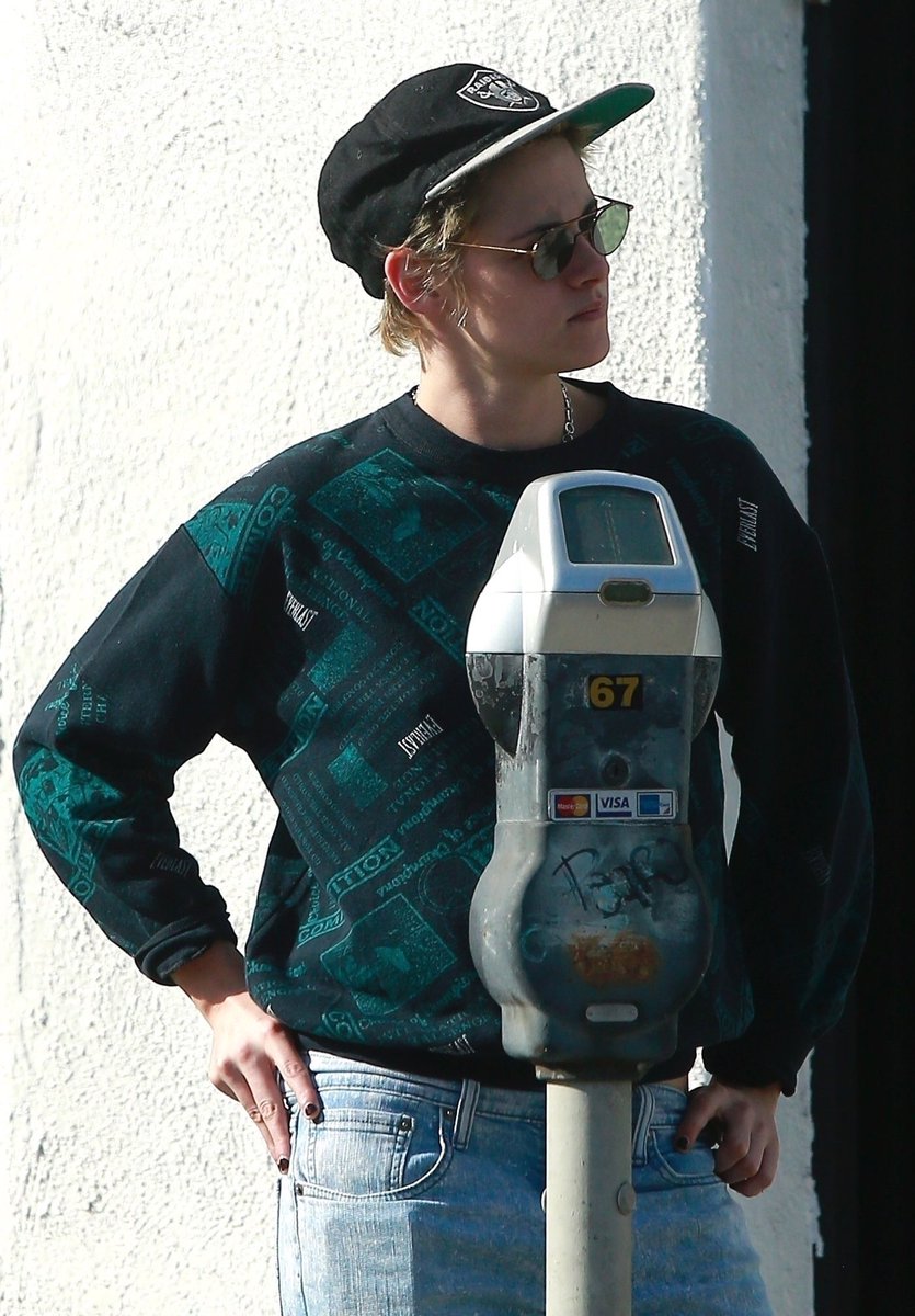 IntenseWeirdo's tweet photo. Kristen's Everlast sweater (via @sogaydude) https://t.co/OjHSCWjSO4