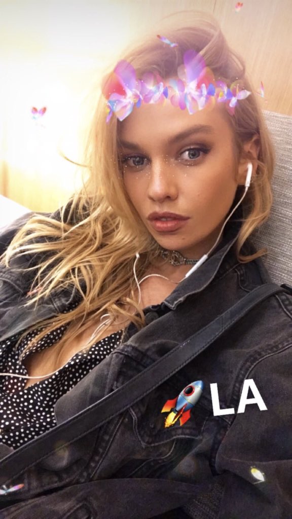 IntenseWeirdo's tweet photo. Their Chanel choker https://t.co/eoIVXhbTIY