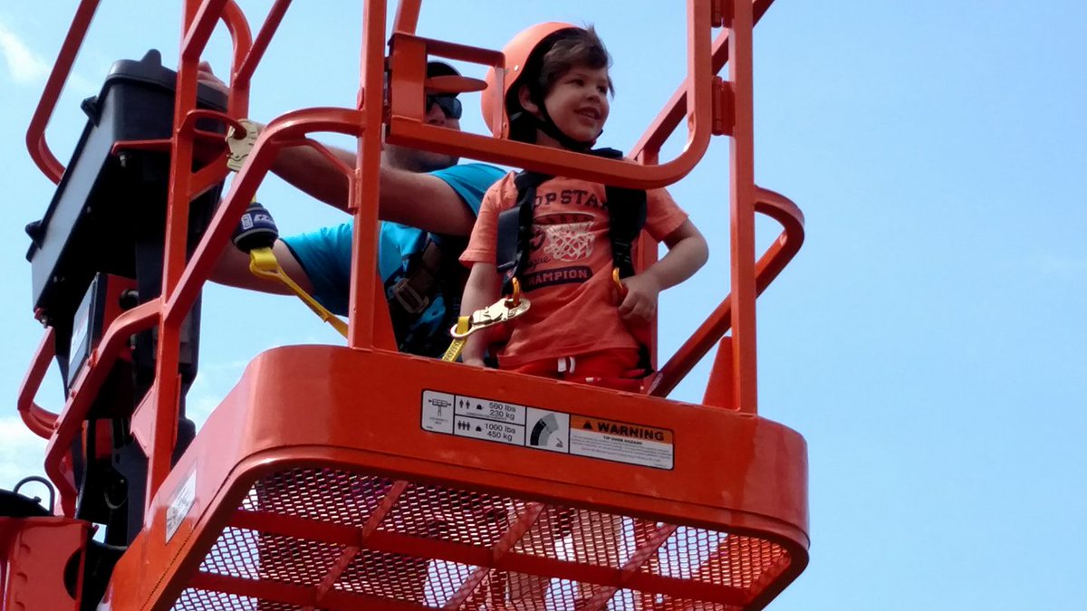 kidsbuildingwi's tweet photo. Your child can experience what it is like to go up in the air on a boom lift thanks to @IdealCrane and @TriNorthBuilder at @kidsbuildingwi.  #KidsBuild18 https://t.co/wxvQHlRYmG