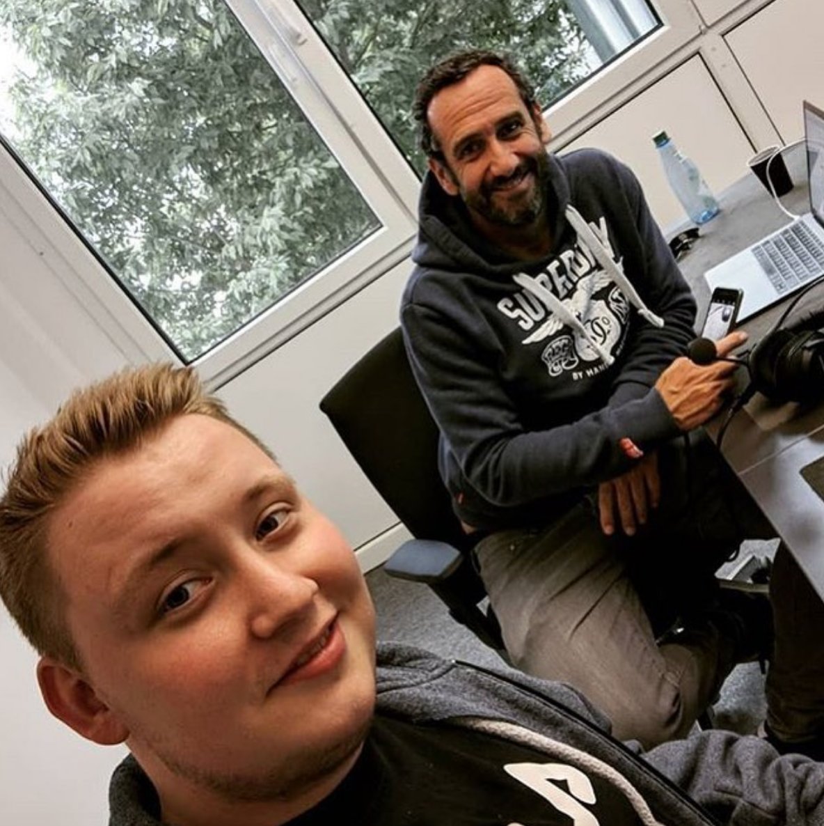 Euer 🎯-Duo am Donnerstag. #DAZNdarts <a href="/MarSchindler180/">Martin Schindler</a> <a href="/ElmarPaulke/">Elmar Paulke</a>