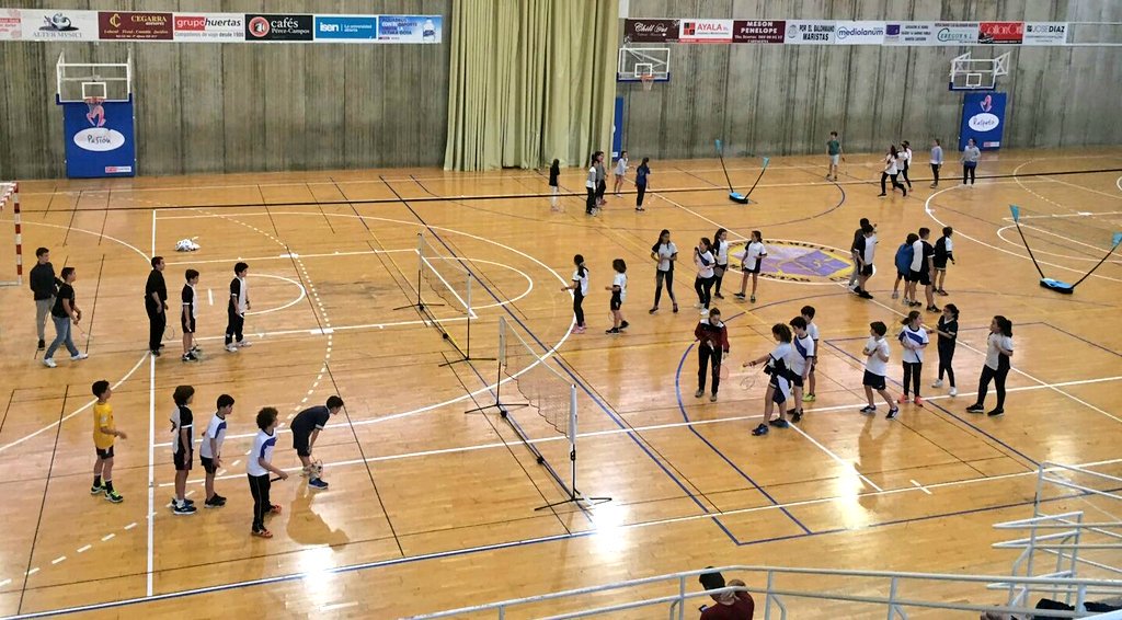 BDM_Cartagena's tweet photo. Tenemos nueva escuela en el Colegio Maristas Cartagena @MaristasCt Hoy más de 60 niños practicando Bádminton inaugurando la nueva Escuela de Bádminton. #DeporteDeModa #NoEsUnaModaPasajera #VenimosParaQuedarnos #SeguimosCreciendo @AytoCartagenaES https://t.co/pWH7te5p5T