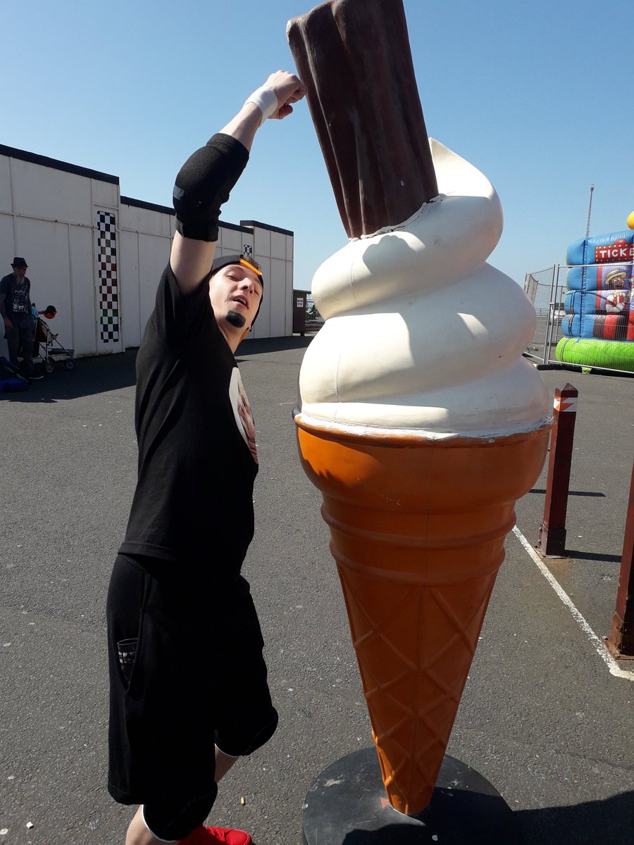 Wwc_Online's tweet photo. I scream, you scream, we all scream for icecream! #AnyManWithTwoHands #HaveANiceDay #ThePhenom #ThrowbackThursday #FunAtThePier #CosplayRocks https://t.co/4Mi9LG3ohI