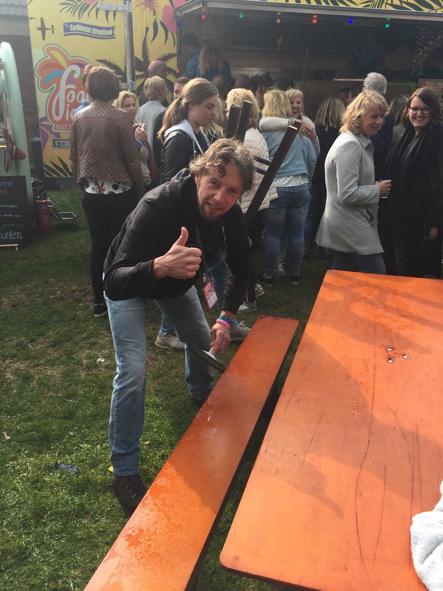 bertuswessels's tweet photo. Zo doe je dat als gastheer @RikPape en mede organisator van @_Randrock  Vriezenveen. Buitje regen? Ja dan maak je het bankje droog voor je gasten. https://t.co/uX1Q7PB5CG
