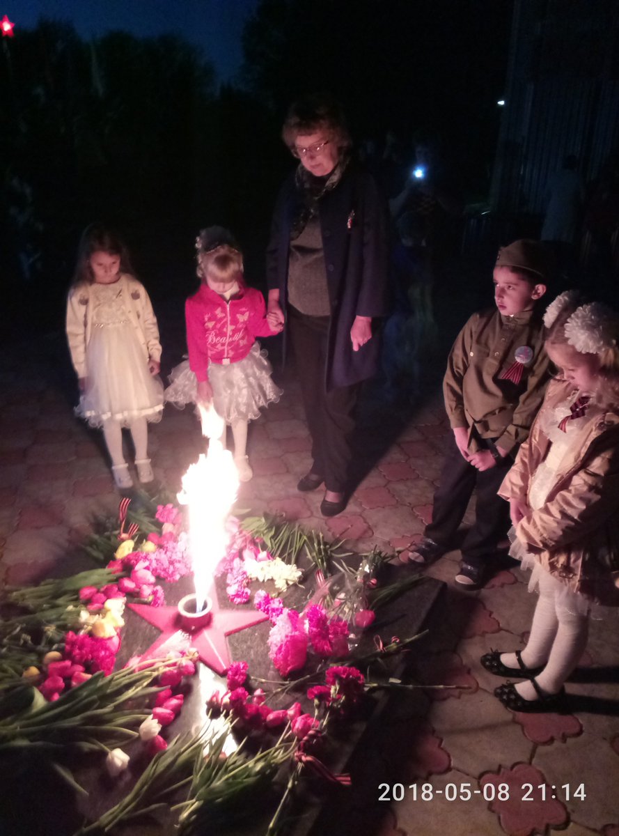 В полку бессмертном я и дед,
Идём в строю, несём портрет.
На фотографии солдат-
Мой прадед много лет назад.
Приняли в шествии Бессмертного полка и митинге у мемориала Погибшим воинам возле Волхонщинской школы.