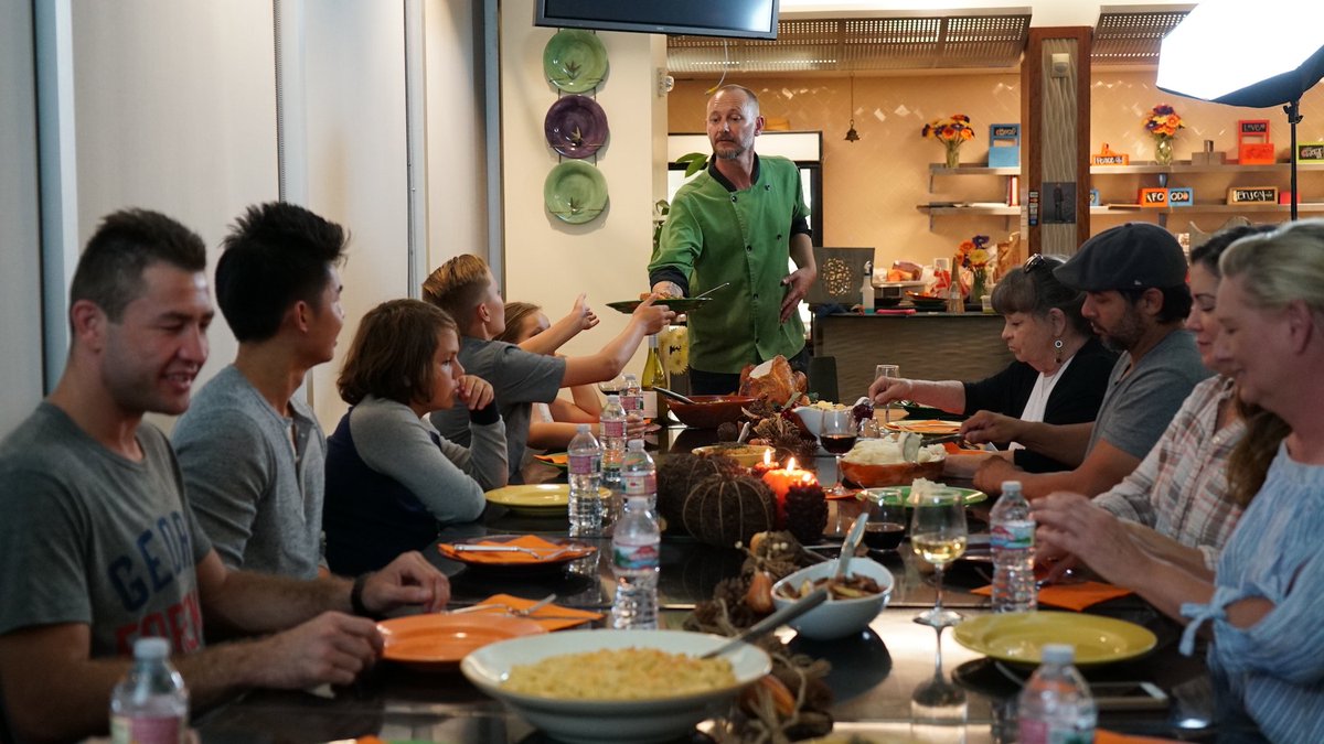 PersonalChefLA's tweet image. #tbt to making a lovely meal for friends and family ✨
.
.
#personalchef #mealplan #meal