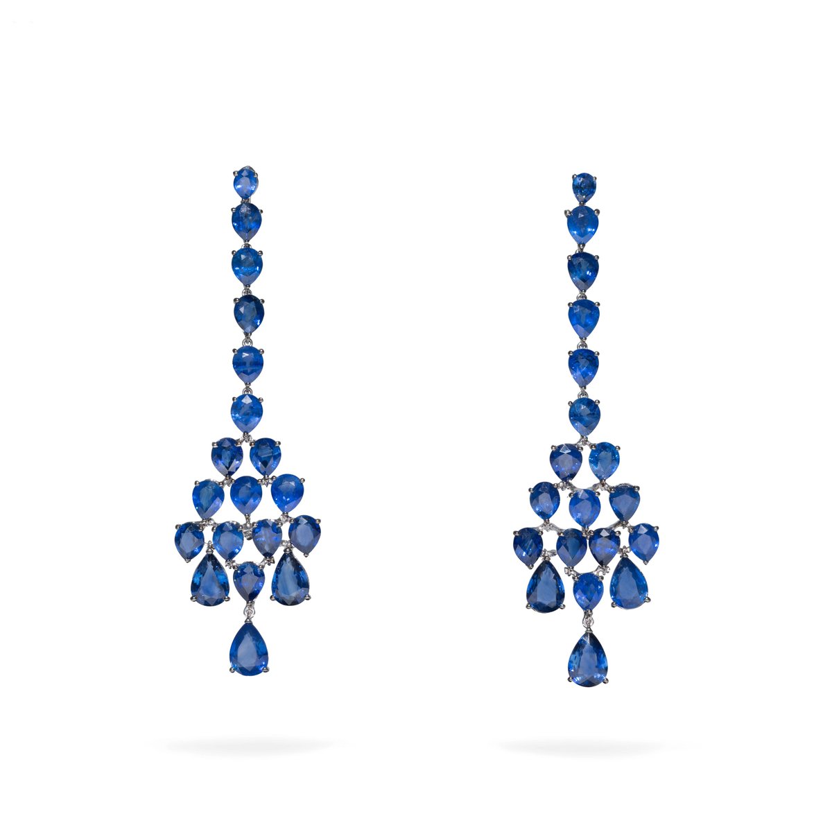 Now and forever, they will be for you only • white gold earrings with blue sapphires from Essenza collection
#gismondi1754 #jewelryoftheday #jewelryblogger #jewelrylover #jewellerydesign #jewelleryaddict #dreamers #blingbling #luxurydesign #jewelart #gismondiyouniverse