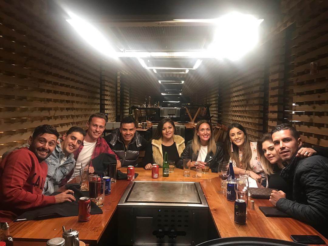 abrahamgc10's tweet photo. Ayer cenando con la familia mexicana 🇲🇽👌 #Chingones https://t.co/RHRA2AW91L