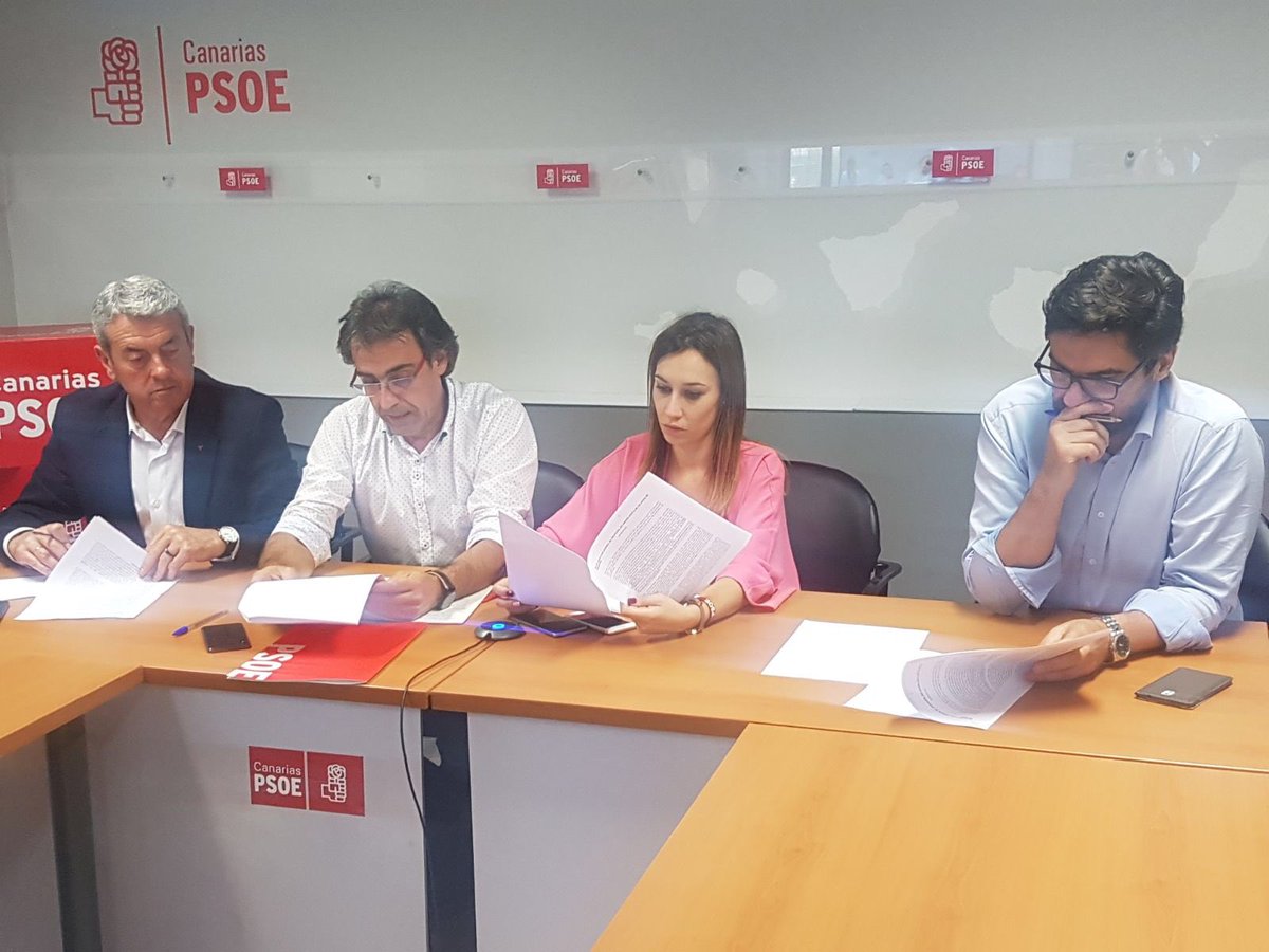 NiraFierro's tweet photo. Reunión de trabajo de la secretaria de política municipal de @PSOECanarias con @fpFranciscoPaz @aurelioabreutf y @Manuel_Martnez https://t.co/nH6cYHOmYB