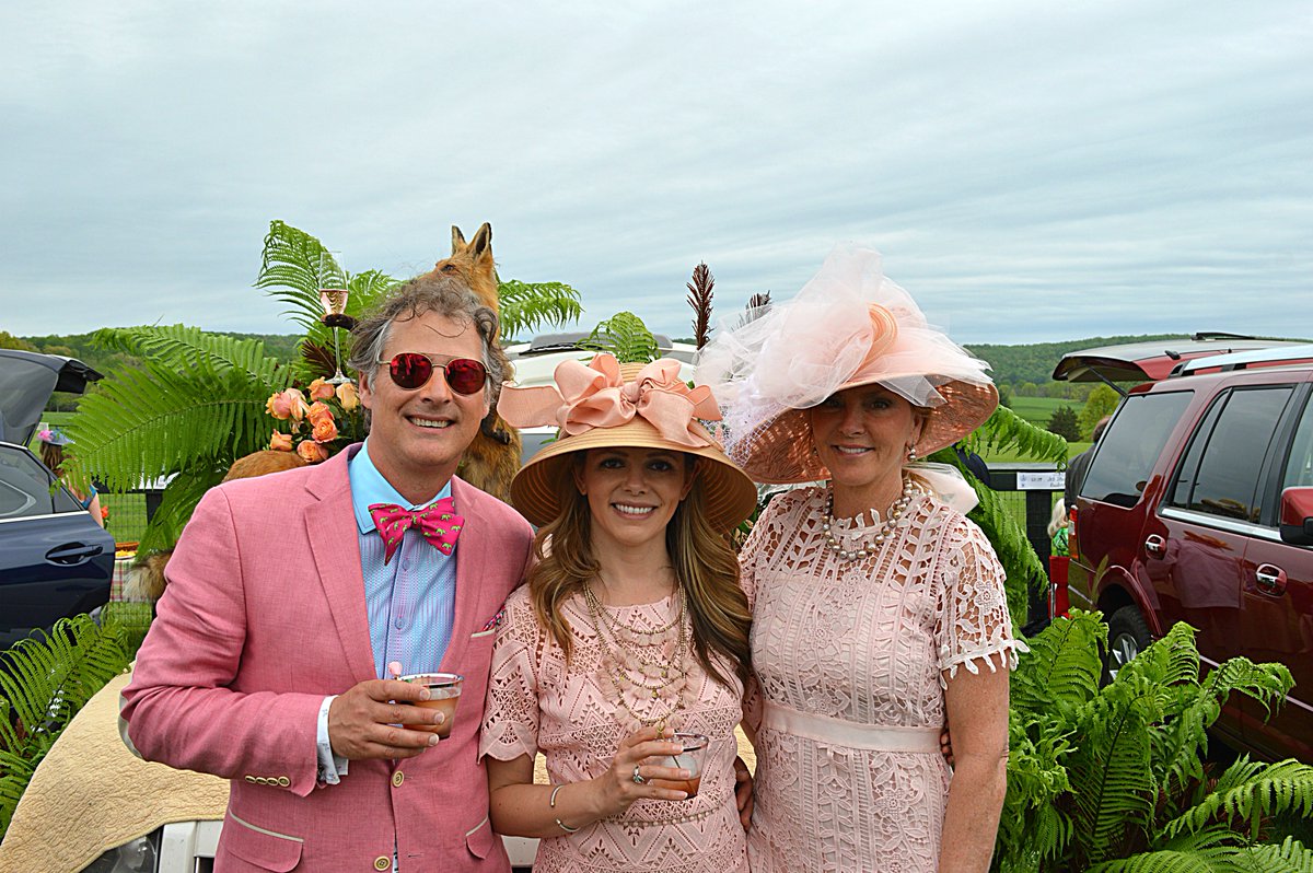 Sharonnnn4's tweet photo. Check out my latest article/photos about @VAGoldCup '18 in the @LoudounTribune https://t.co/hwSOV7YwjK #VirginiaGoldCup #equestrian #steeplechasing https://t.co/5rNrDHGlYA