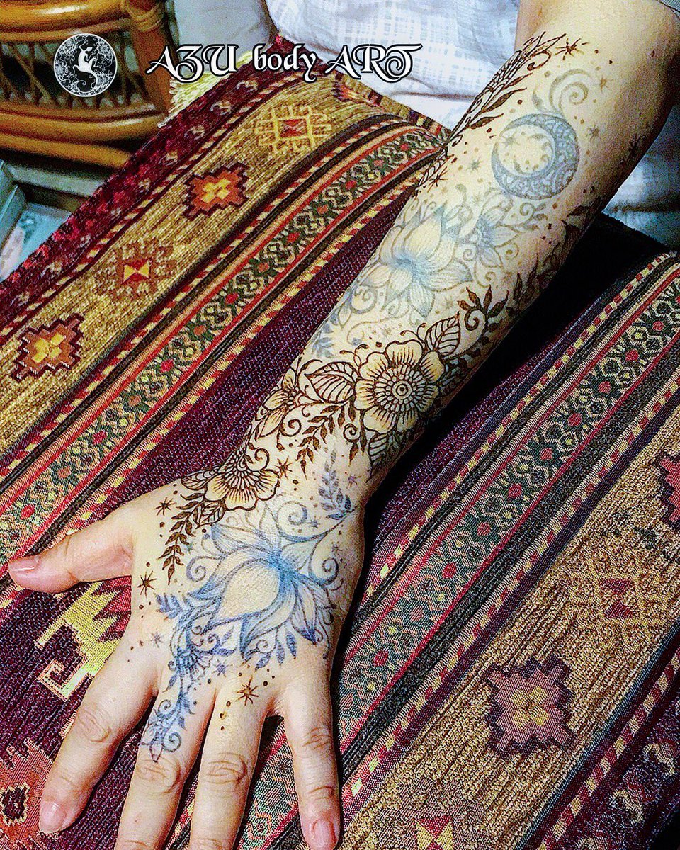 Azu Body Art ジャグアタトゥー大阪 ヘナタトゥー大阪 Auf Twitter ジャグアタトゥーで染めた隙間をヘナタトゥーで埋めて この状態で写真に映すとヘナタトゥーはペーストを剥がす前なので濃く硬くキツい印象で チグハグに映りますが 染まって落ち着いた茶色に