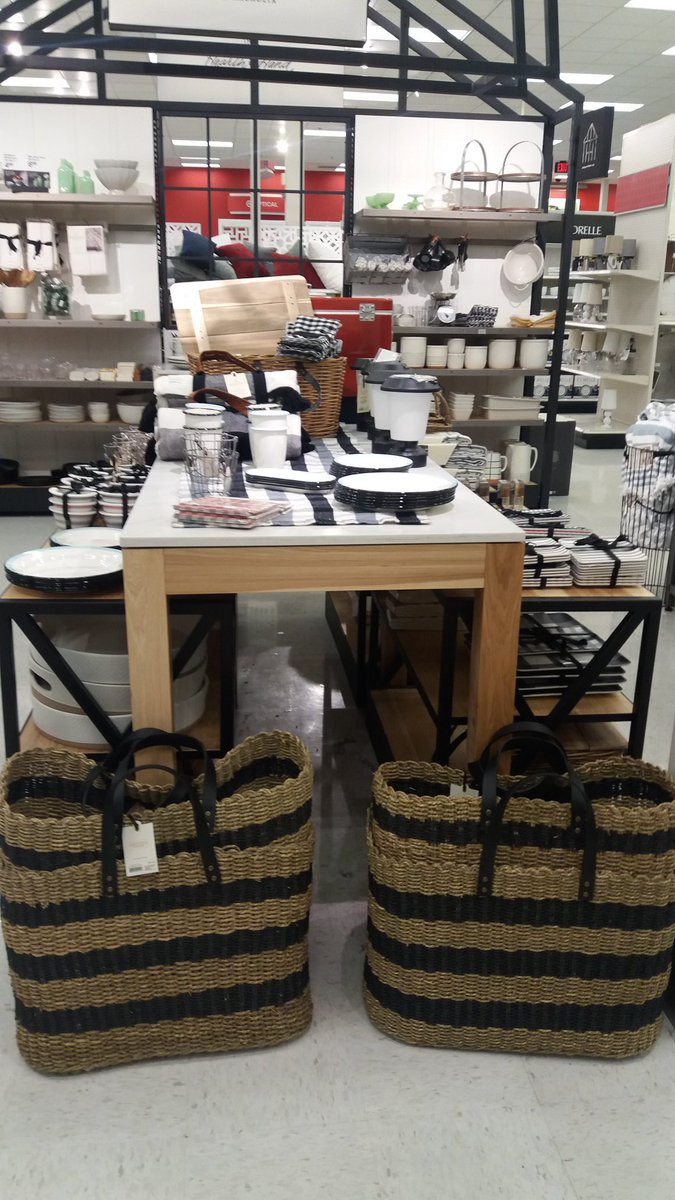mscaramel79's tweet photo. Summer has set in at 1049 in H&amp;H! Great gifting ideas with a little cookout gear! @rschafer76 @JayYezzi @ColonJosian https://t.co/TPjC9nkhea