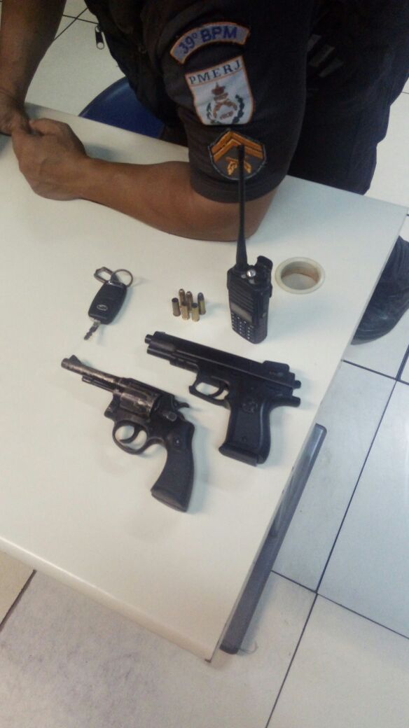 PMERJ's tweet photo. Criminosos são baleados após roubarem caminhão com carga em Belford Roxo, na Baixada Fluminense. Um revólver e uma réplica de pistola foram apreendidas com os bandidos. Ocorrência na #107DP. @PCERJ  #Interação #SegurançaPública
#PMERJ #ServireProteger👮🏽‍♂️🚔 https://t.co/eDBgaZKdH9