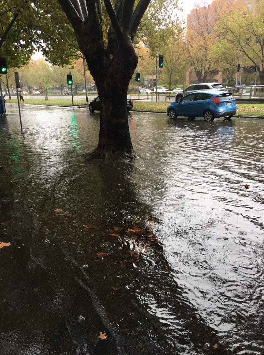 #Melbourne has had more rain over the past 24 hours than the whole of April. Sor far, the city has received 19mm - more to come today #MelbWeather. Severe Weather Warning for heavy rain and damaging winds is current: ow.ly/B4HK30jWlM9