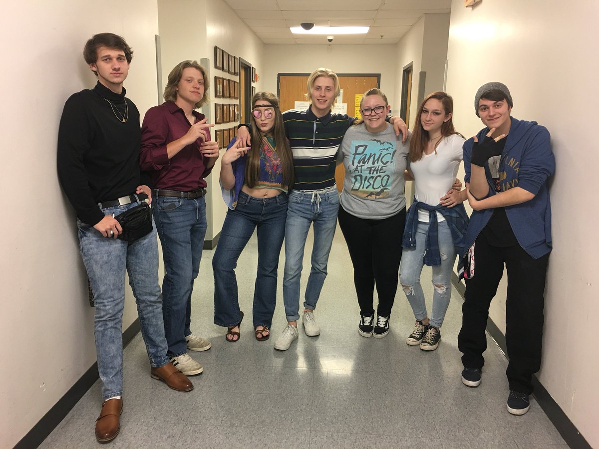 SpeechSeckman's tweet photo. today our seniors flashed us back to the past and it was groovy to say the least! https://t.co/N2esyQPeXf
