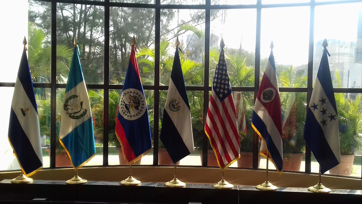 FUERZARMADASV's tweet photo. En la #CENTSEC se abordan temas de “Cooperación regional, para combatir las amenazas transnacionales”, “Fuerzas Armadas y de Seguridad en apoyo al orden público y para casos de asistencia humanitaria”, e “Iniciativas de cooperación para fortalecer la seguridad regional. https://t.co/C4xoNS80qf