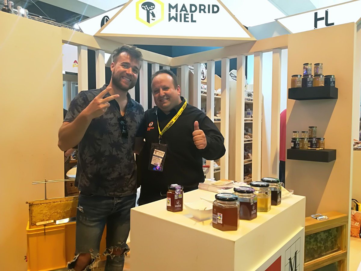 madrid_miel's tweet photo. Numerosos amigos nos visitaron a nuestro stand,nos alegro que nuestras mieles gustaran a estos grandescocineros @FernandoMChef6 y @DanielMChef6 grandes cocineros y sobre todo grandes personas. Al próximo plato estrella un poquito de miel!!!
@aseacam @MadridCalidad https://t.co/aBFdEgWjvp