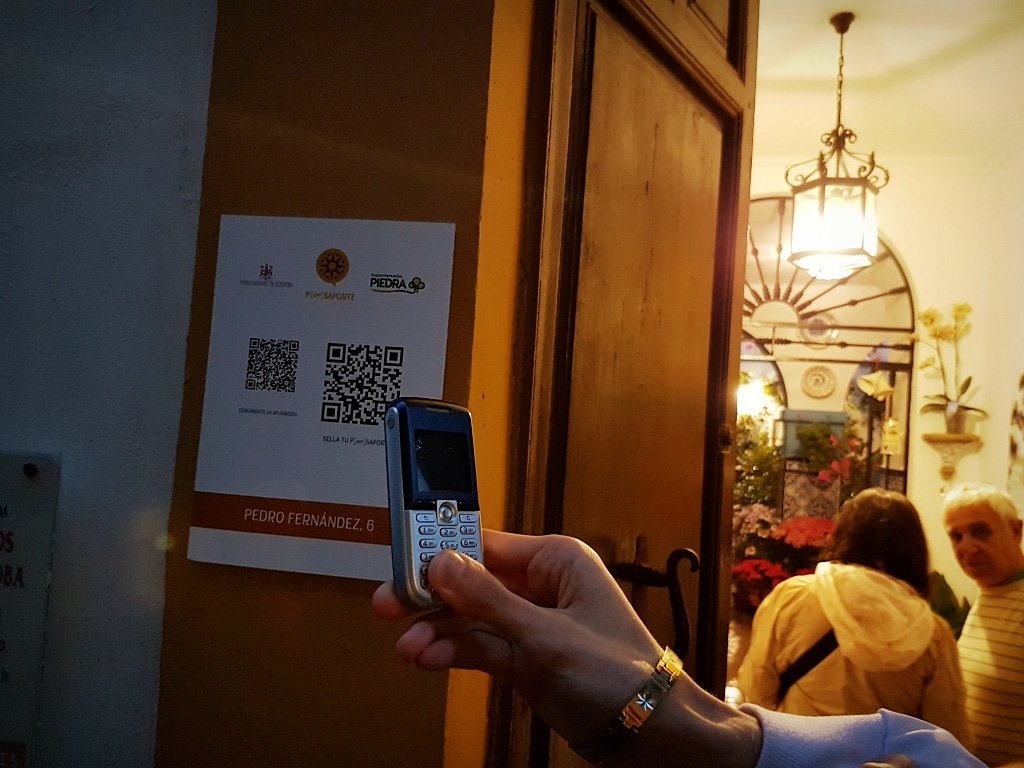pappsaporte's tweet photo. Cuando se dice eso de que por los Patios parece que no ha pasado el tiempo, es cierto! 😂

Si no eres como Borja, descárgate la app Pappsaporte y sella tu visita a los #Patiosdecordoba y entra en el sorteo de unas estupendas #SmartBox que sorteará #SupermercadosPiedra https://t.co/yCenSNYV1w