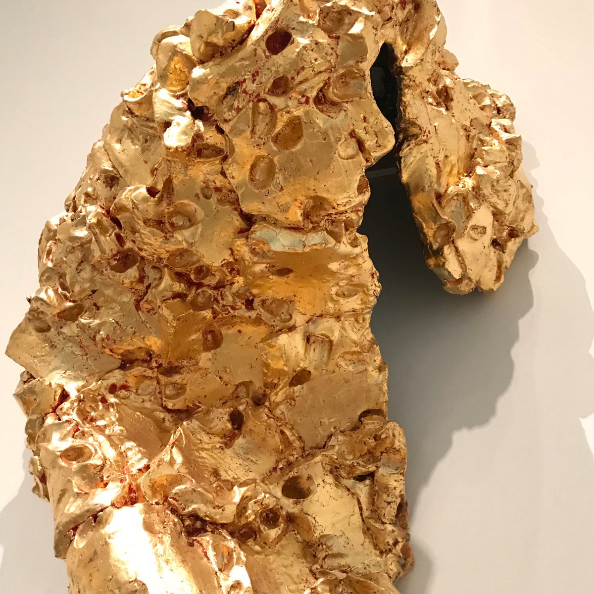 MuseumModernArt's tweet photo. "When you think there's sort of nothing new under the sun, she seems to have found something that was new to do and not the same as everybody else's." —Agnes Gund on Lynda Benglis. Hear the pair reflect on “Ghost Dance/Pedmarks” (1998): https://t.co/VoP4owDJHP #GundStudioVisit https://t.co/jlHpEmCuUj