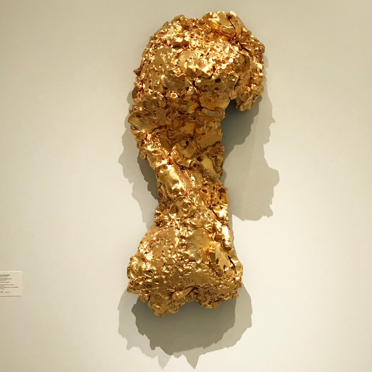MuseumModernArt's tweet photo. "When you think there's sort of nothing new under the sun, she seems to have found something that was new to do and not the same as everybody else's." —Agnes Gund on Lynda Benglis. Hear the pair reflect on “Ghost Dance/Pedmarks” (1998): https://t.co/VoP4owDJHP #GundStudioVisit https://t.co/jlHpEmCuUj